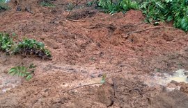 Barreira desliza e deixa idoso de 63 anos soterrado no bairro da Pitanguinha, em Maceió