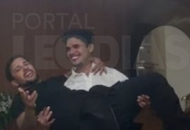 Lucas Guimarães vive romance com enteado de Manu Bahtidão