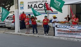 Servidores municipais interditam entrada da Secretaria de Economia