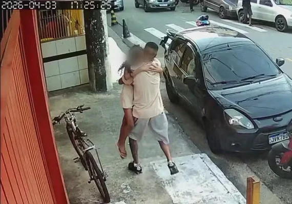 Câmera flagra pai abraçando filha que escapou do atropelamento que matou dois irmãos alagoanos