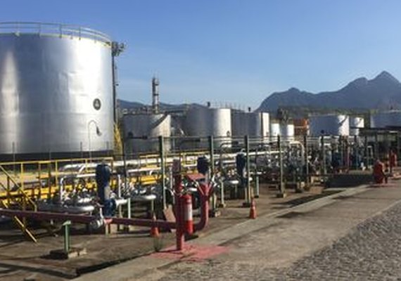 Justiça autoriza refinaria a comprar doses da vacina contra a Covid-19