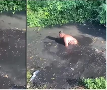 Homem pula em esgoto e passa três horas na lama para resgatar celular; assista
