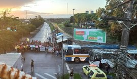 Estudantes da Ufal fecham Durval de Góes contra mudanças nas linhas de ônibus