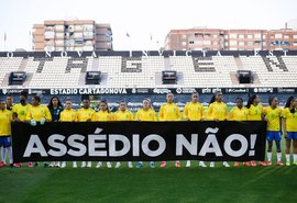 Com manifesto contra assédio, seleção bate Rússia em amistoso