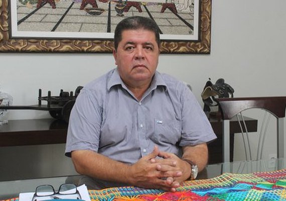 Prefeito de Joaquim Gomes é acusado de nepotismo