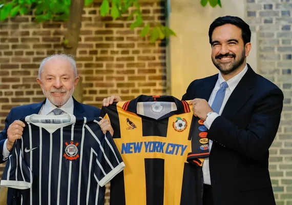 Lula presenteia prefeito de Nova York com camisa do Corinthians em encontro