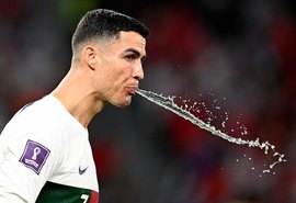Por que jogadores de futebol cospem água e isotônico durante as partidas? Entenda: