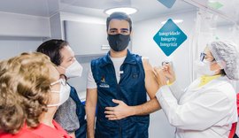 No ônibus da Vacinação, prefeito JHC toma a primeira dose da vacina contra a Covid-19