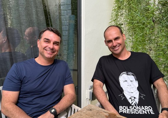 Eduardo Bolsonaro posta foto com camisa polêmica e gera ruído político