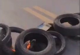 Em Maceió, trabalhadores terceirizados dos Correios incendeiam pneus em protesto por salários atrasados