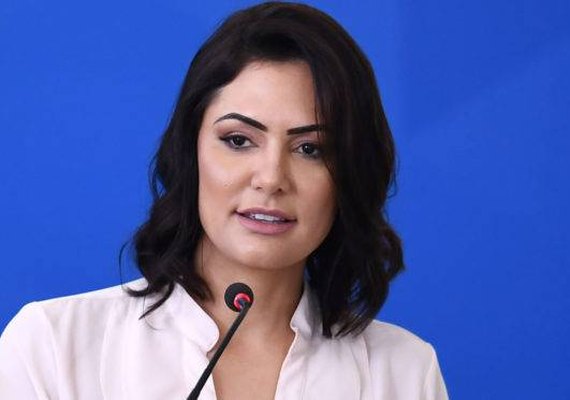 Michelle Bolsonaro toma vacina nos EUA e é criticada