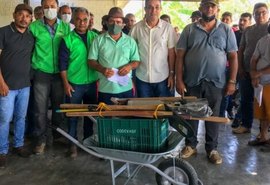 Prefeitura de Branquinha entrega novos 60 kits de ferramentas para agricultores
