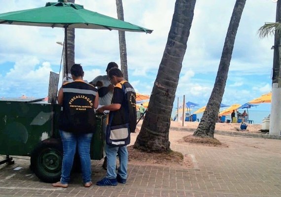Ambulantes da orla de Maceió são advertidos por irregularidades