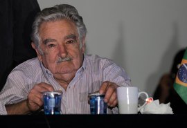 Mujica renuncia ao Senado e deixa política