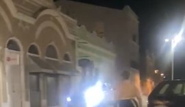 Vídeo: caminhonete atropela motociclista em Penedo após confusão na rua
