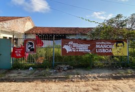 Cerca de 50 famílias sem-teto ocupam antigo prédio do INSS em Maceió