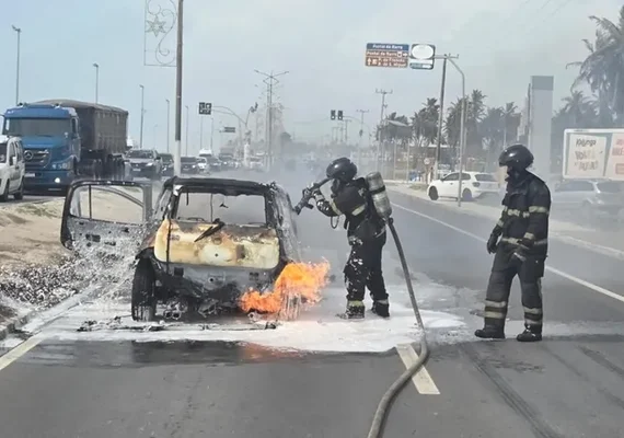 Carro é destruído por incêndio na Avenida Assis Chateaubriand, em Maceió
