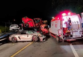 Colisão frontal entre caminhão e cegonha de luxo deixa um morto e dois feridos