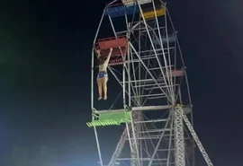 Adolescente fica pendurada e despenca de roda gigante; veja o vídeo
