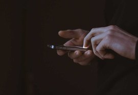 Mulher é sufocada até a morte após olhar celular do namorado