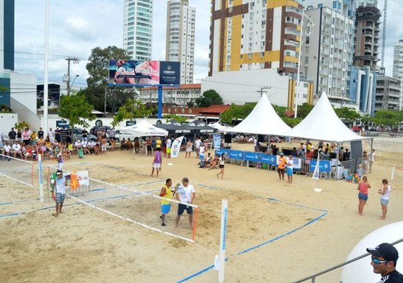 Praia do Francês é cenário dos Campeonatos de tênis e Surf