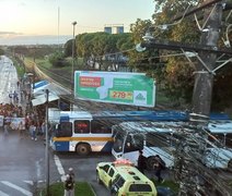 Estudantes da Ufal fecham Durval de Góes contra mudanças nas linhas de ônibus