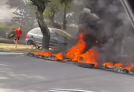 Moradores da Levada bloqueiam avenida por atraso no aluguel social