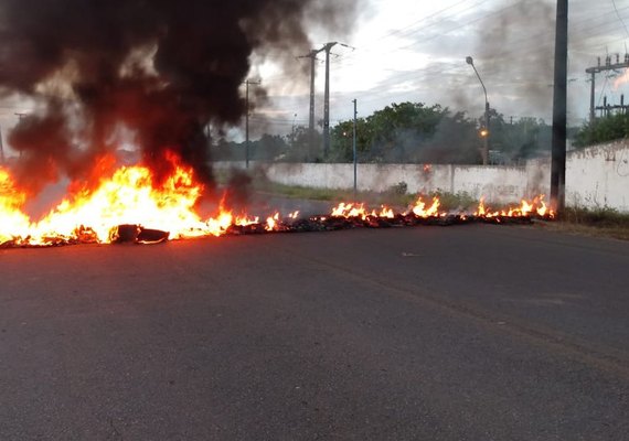 Funcionários da Casal e SAAE fecham AL de Marechal em protesto
