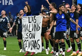Argentina pode sofrer punição da Fifa após jogadores exibirem faixa sobre as Malvinas