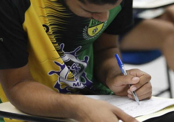 Manutenção de datas do exame expõe desigualdades entre estudantes
