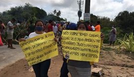 Proprietários de barracas da Praia de Maragogi bloqueiam AL 101 Norte