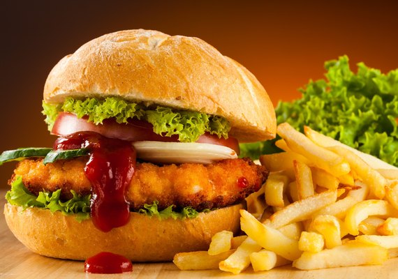 Estudo diz que fast food tem mesmo efeito que suplementos após treino