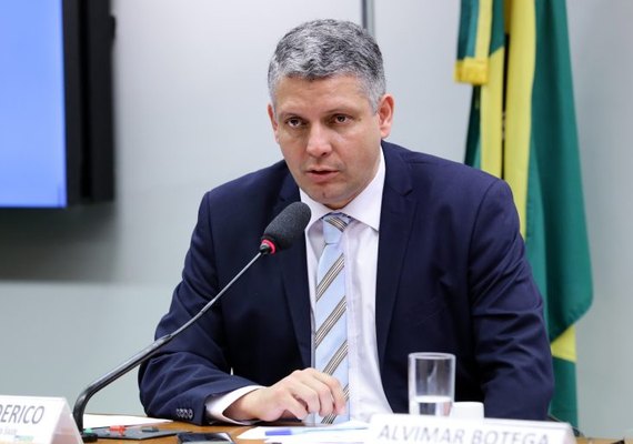 Comissão aprova projeto que prevê vacinação domiciliar para idosos com dificuldades de locomoção
