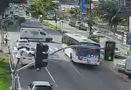 Vídeo mostra momento em que ﻿ambulância ﻿com gestante colide com ônibus e capota em Maceió