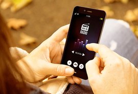 Maceió: Projeto leva aulas por meio de rádio para alunos da rede pública