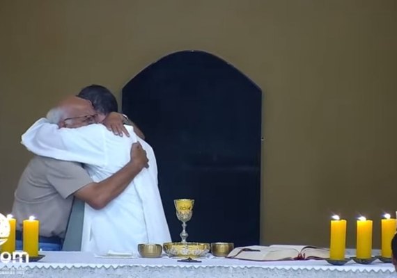 VÍDEO: Fiel sobe ao altar durante missa e abraça padre após saber da morte do neto; assista