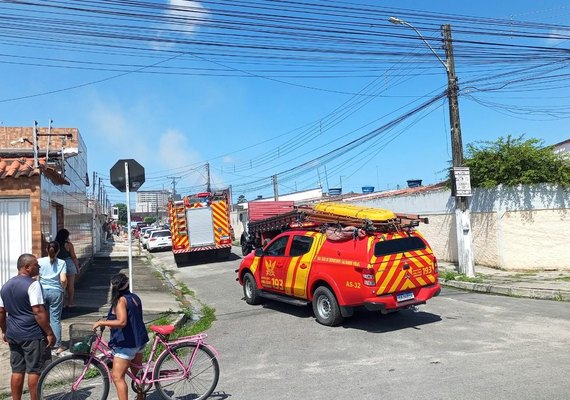 Incêndio atinge casa no conjunto Graciliano Ramos na tarde desta quarta