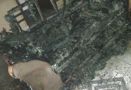 Incêndio atinge casa e destrói quartos em Limoeiro de Anadia