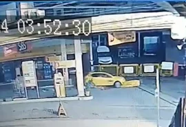 VÍDEO: Carro invade posto de combustível e derruba bomba, em Arapiraca