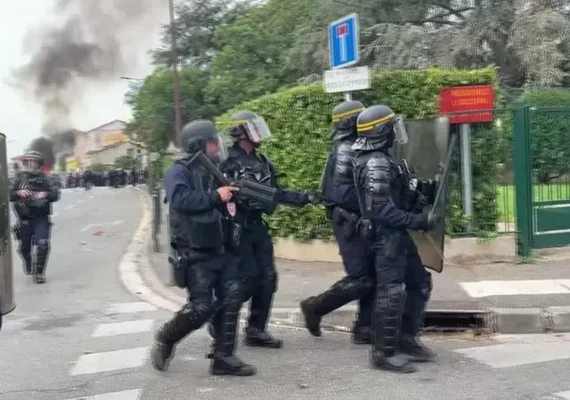Violência cresce em protestos estudantis e deixa jovens feridos na França
