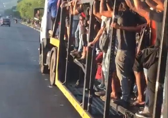 Vídeo: cariocas voltam para casa de caminhão cegonha após ataques a ônibus