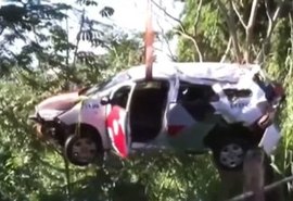 Policial é flagrado com amante, tenta fugir da esposa e cai com viatura em ribanceira