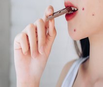 Chocolate causa espinha? Especialistas explicam relação entre dieta e acne