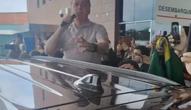 Jair Bolsonaro é recepcionado por apoiadores no aeroporto de Maceió