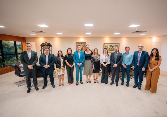 Em visita, diretores da Coca-Cola anunciam investimento de R$ 100 milhões em Alagoas
