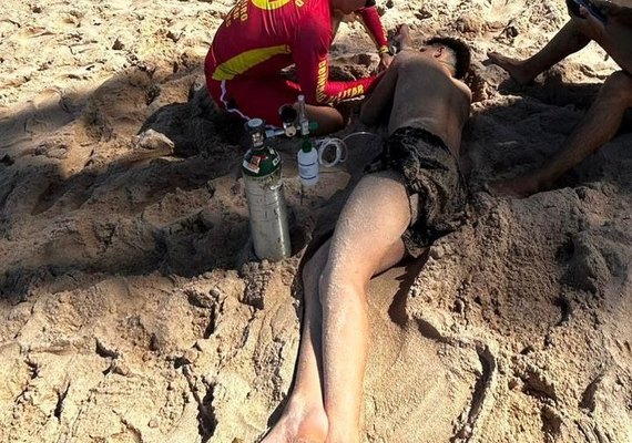 Bombeiros resgatam vítima de afogamento na praia de Jacarecica, em Maceió