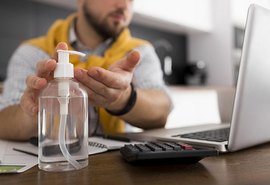 Anvisa proíbe venda de álcool líquido 70% a partir de 30 de abril
