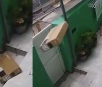 Vídeo: Entregador arremessa caixa com TV por cima de muro no RJ