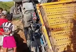 Treminhão cai em buraco na zona rural de Porto Calvo