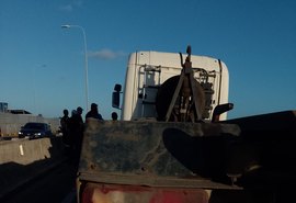 Engavetamento entre 5 veículos deixa uma mulher ferida na Ponte Divaldo Suruagy